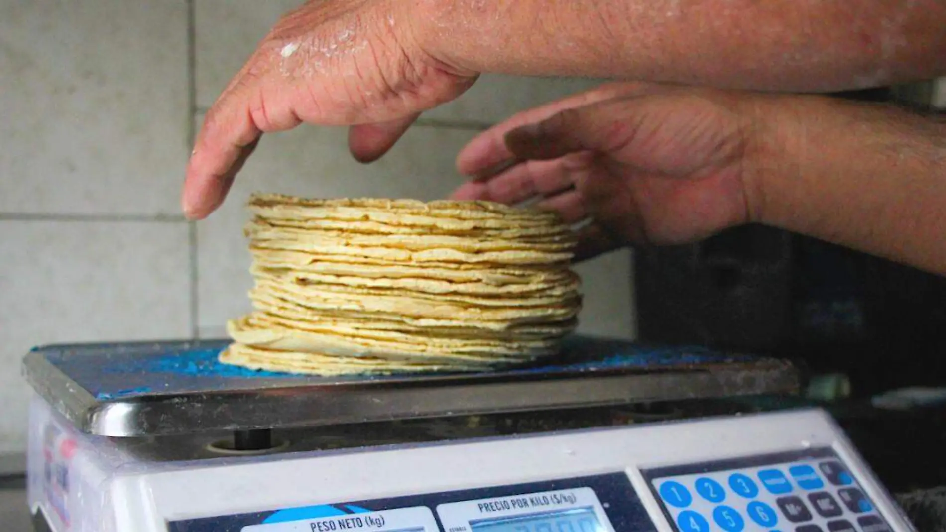 Tortillas en una báscula